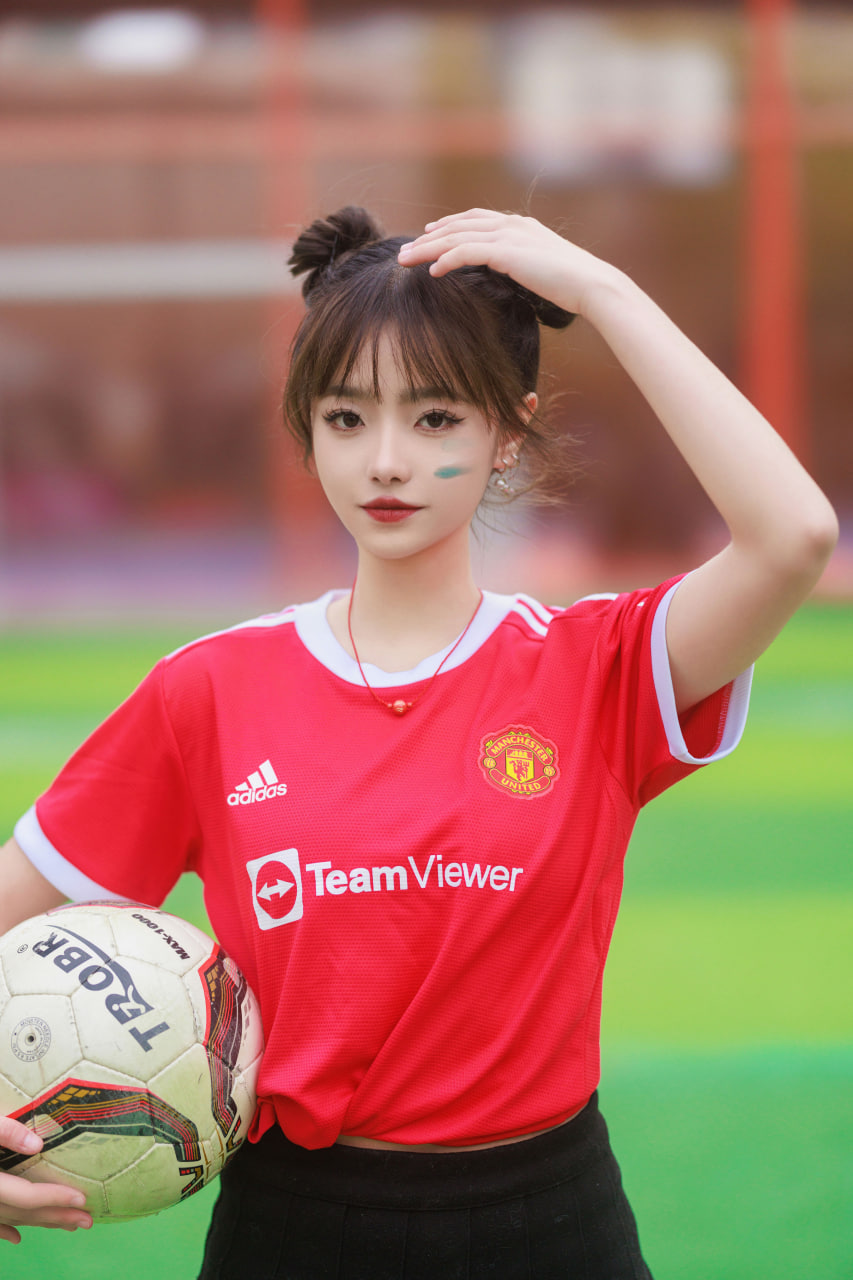 哈兰德04年女友亮相极限运动颁奖礼惊艳全场